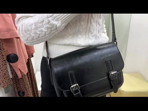 ❤️ Ëffentlech Masturbatioun vu jonke Bitch FeralBerry mat engem Dildo am Fittingsraum Porno bei eis ❌️❤